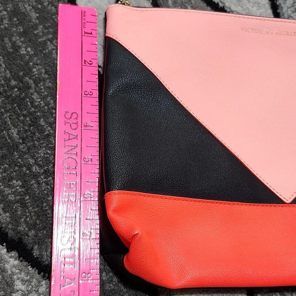 VICTORIA SECRET 2016 CORAL BLACK FAUX-LEATHER GEO FULL-ZIP BEAUTY COSMETICCLUTCH
